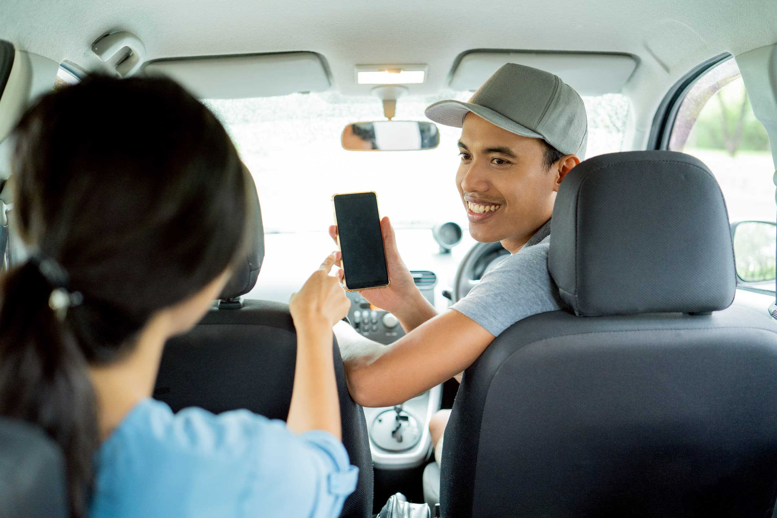 male-driver-shows-his-smartphone-approve-payment-(1)_0_0.jpg
